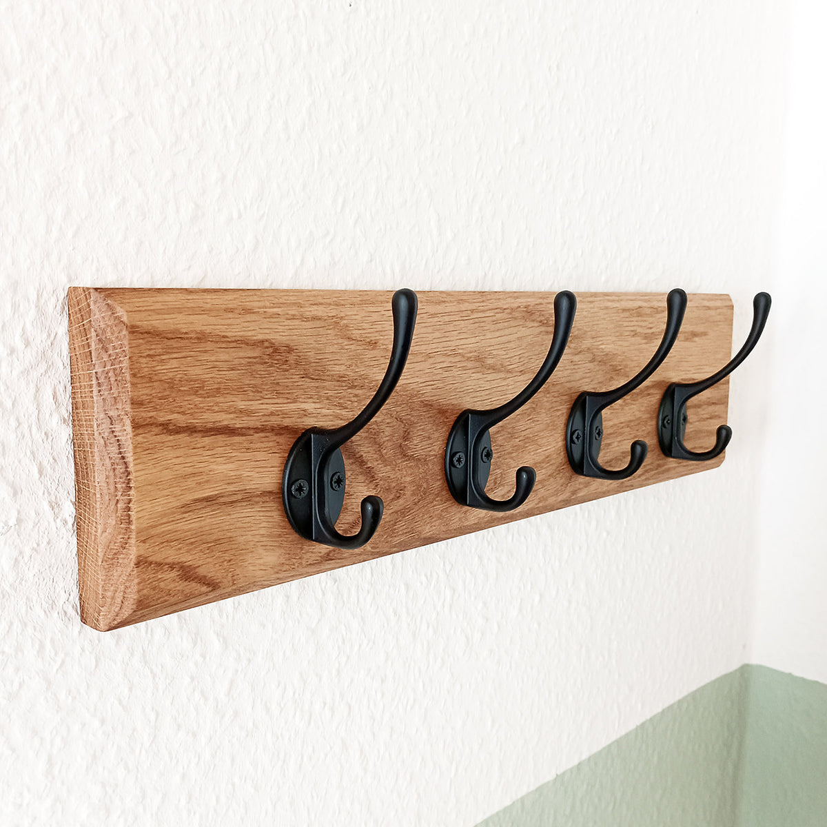 Schlichte Garderobe | 30 - 120 cm | schwarze Haken | individualisierbare Hakenzahl | Eiche massiv | Garderobenleiste Holz | Garderobe Eiche