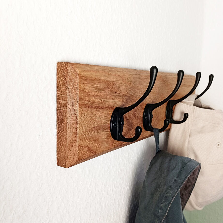 Schlichte Garderobe | 30 - 120 cm | schwarze Haken | individualisierbare Hakenzahl | Eiche massiv | Garderobenleiste Holz | Garderobe Eiche