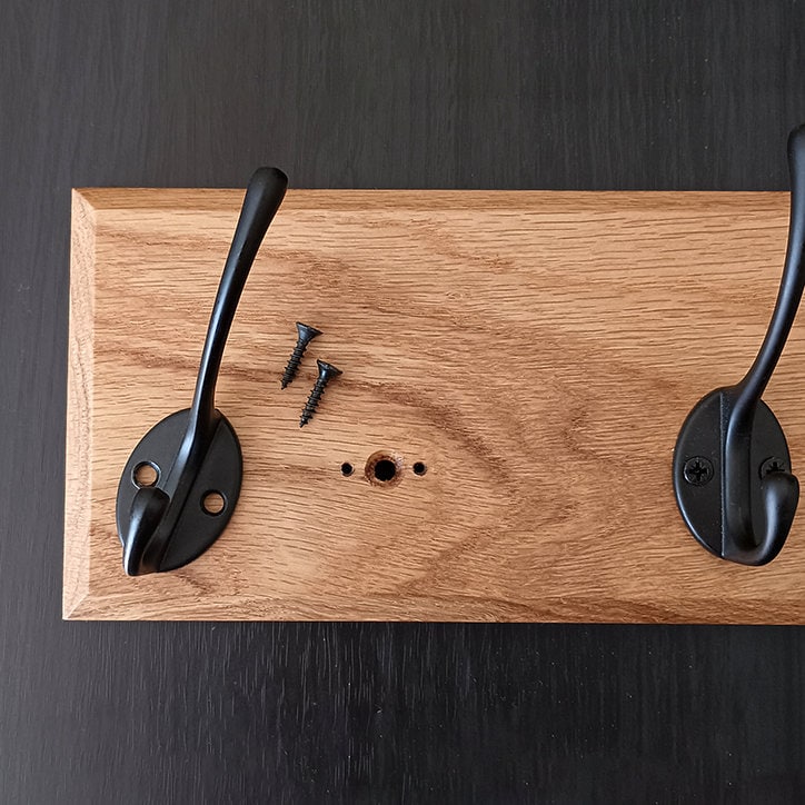 schmale Garderobe mit umlaufender Fase | 30 - 100 cm | Landhausstil | schwarze Haken | Eiche massiv | Garderobenleiste Holz| Garderobe Eiche