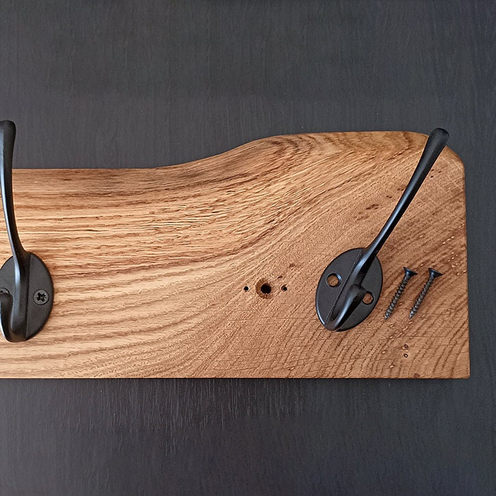 Schmale Garderobe mit natürlicher Baumkante | 30 - 120 cm | schwarze Haken | Eiche massiv | Wandgarderobe |Waldkante | Garderobenleiste Holz