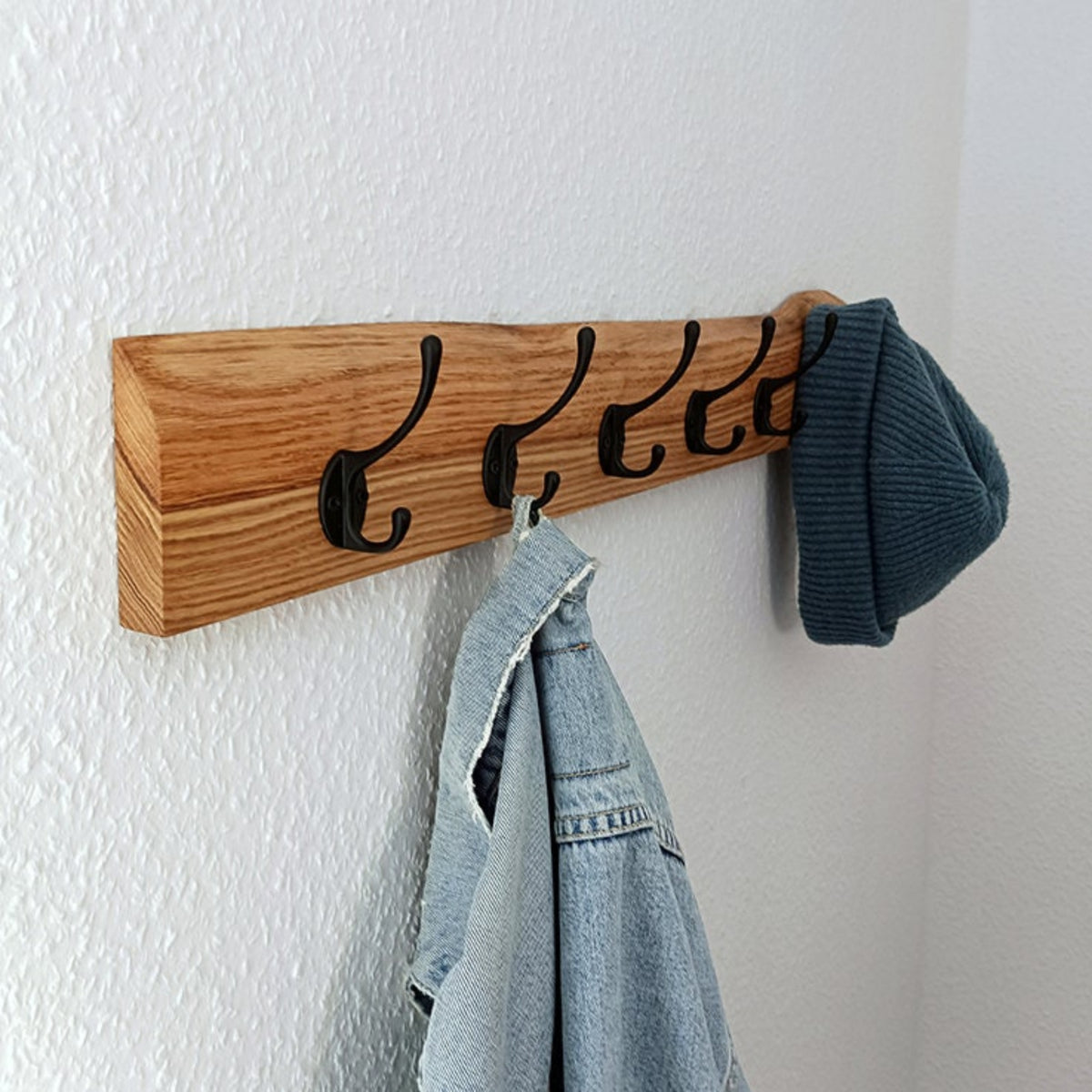 Garderobe mit natürlicher Baumkante | 30 - 120 cm | schwarze Haken | Eiche massiv | Wandgarderobe | Garderobenleiste Holz | Garderobe Eiche