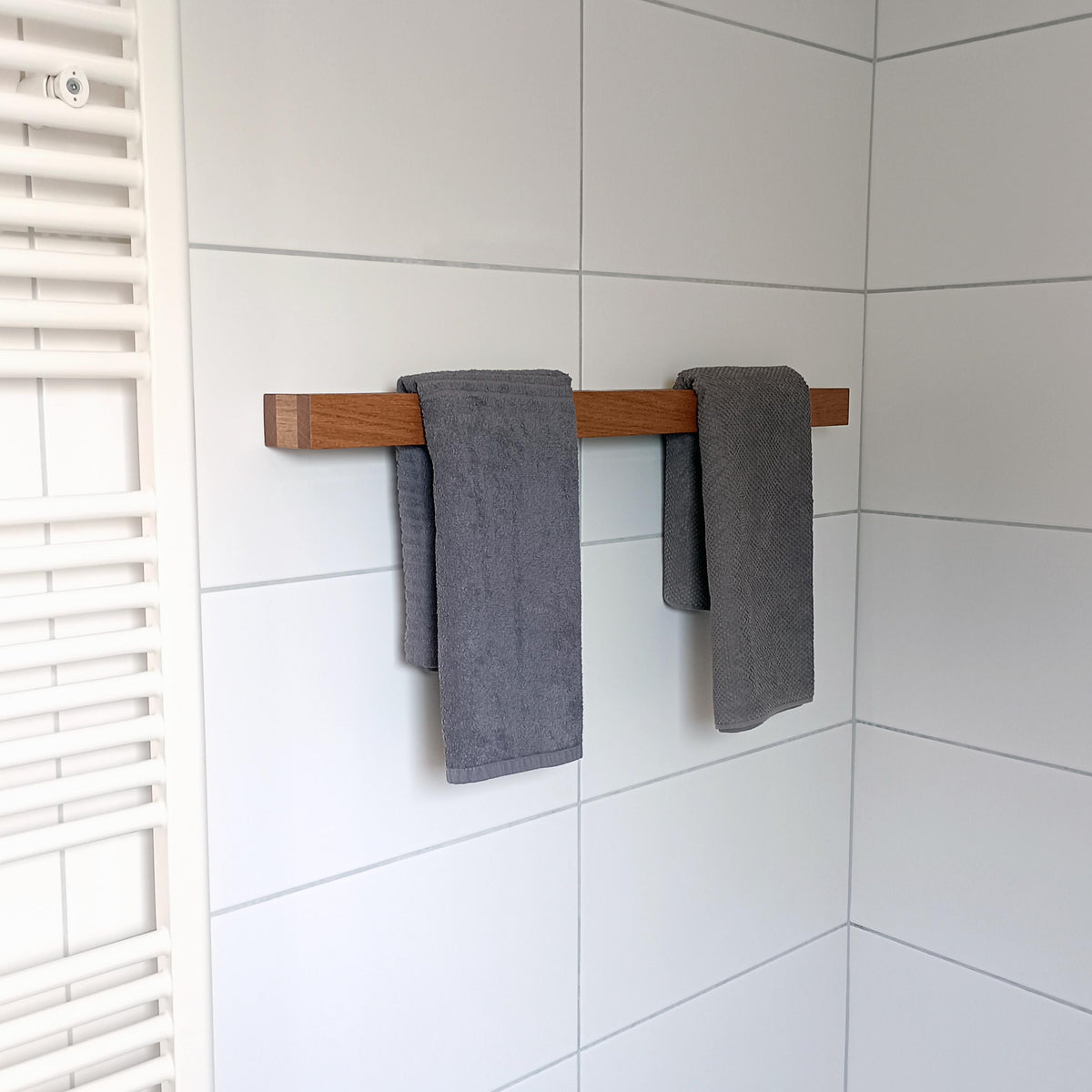 Moderner Duschtuchhalter | Eiche massiv | großer Badetuchhalter aus Holz für zwei Handtücher | Aufbewahrung Handtücher | Handtuchhalter