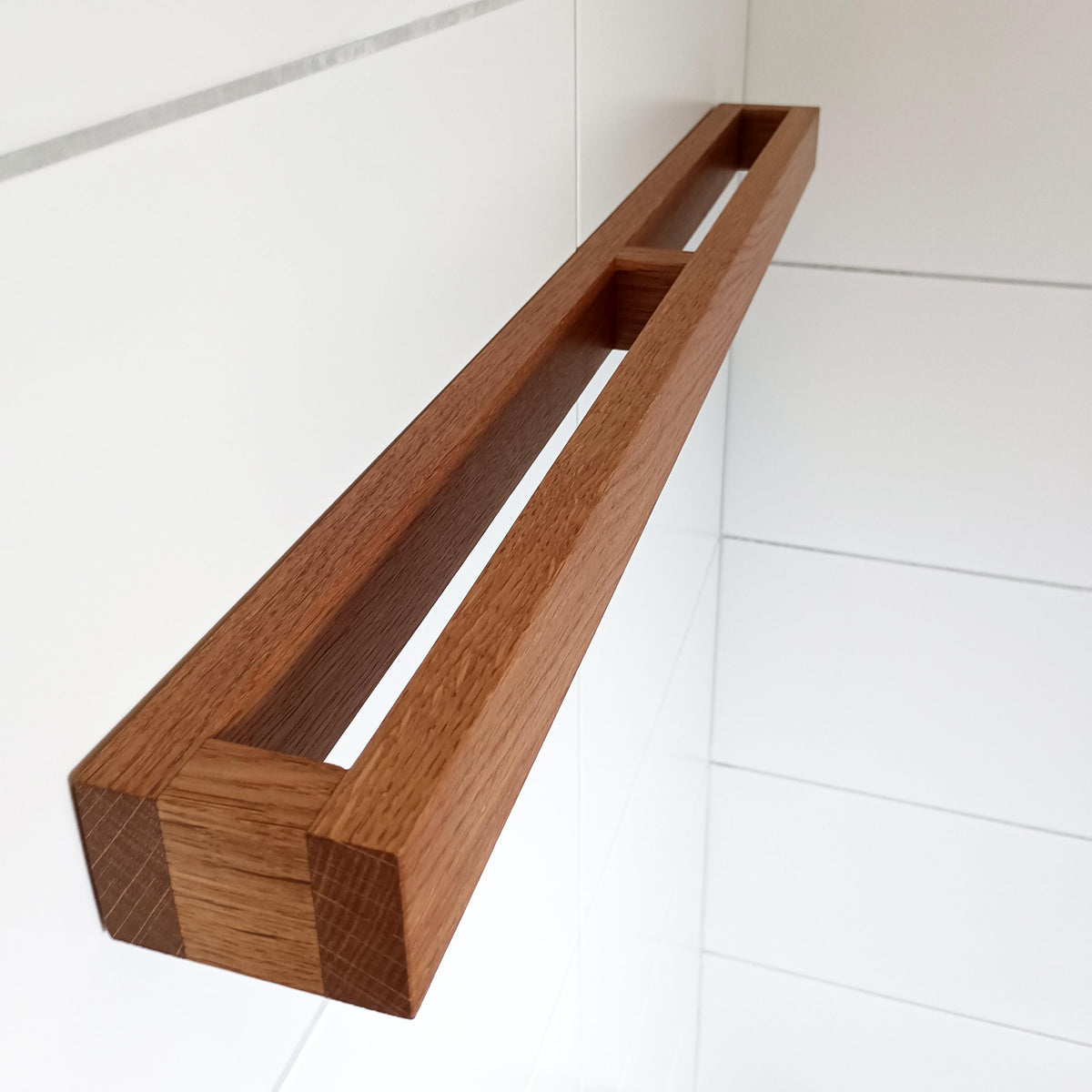 Moderner Duschtuchhalter | Eiche massiv | großer Badetuchhalter aus Holz für zwei Handtücher | Aufbewahrung Handtücher | Handtuchhalter
