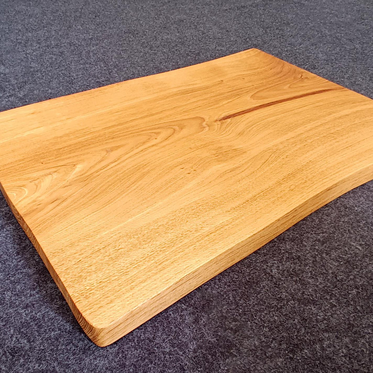 XL Schneidebrett aus massiver Eiche | gefertigt aus einem Stück | Hackbrett | naturgegebene Form | geradliniges Design | inkl. Standfüßen