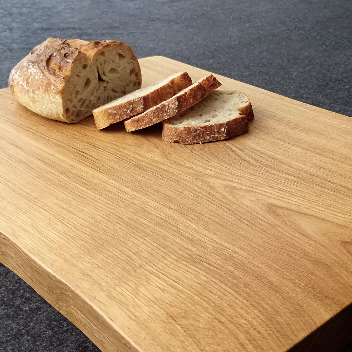 XL Schneidebrett aus massiver Eiche | gefertigt aus einem Stück | Hackbrett | naturgegebene Form | geradliniges Design | inkl. Standfüßen