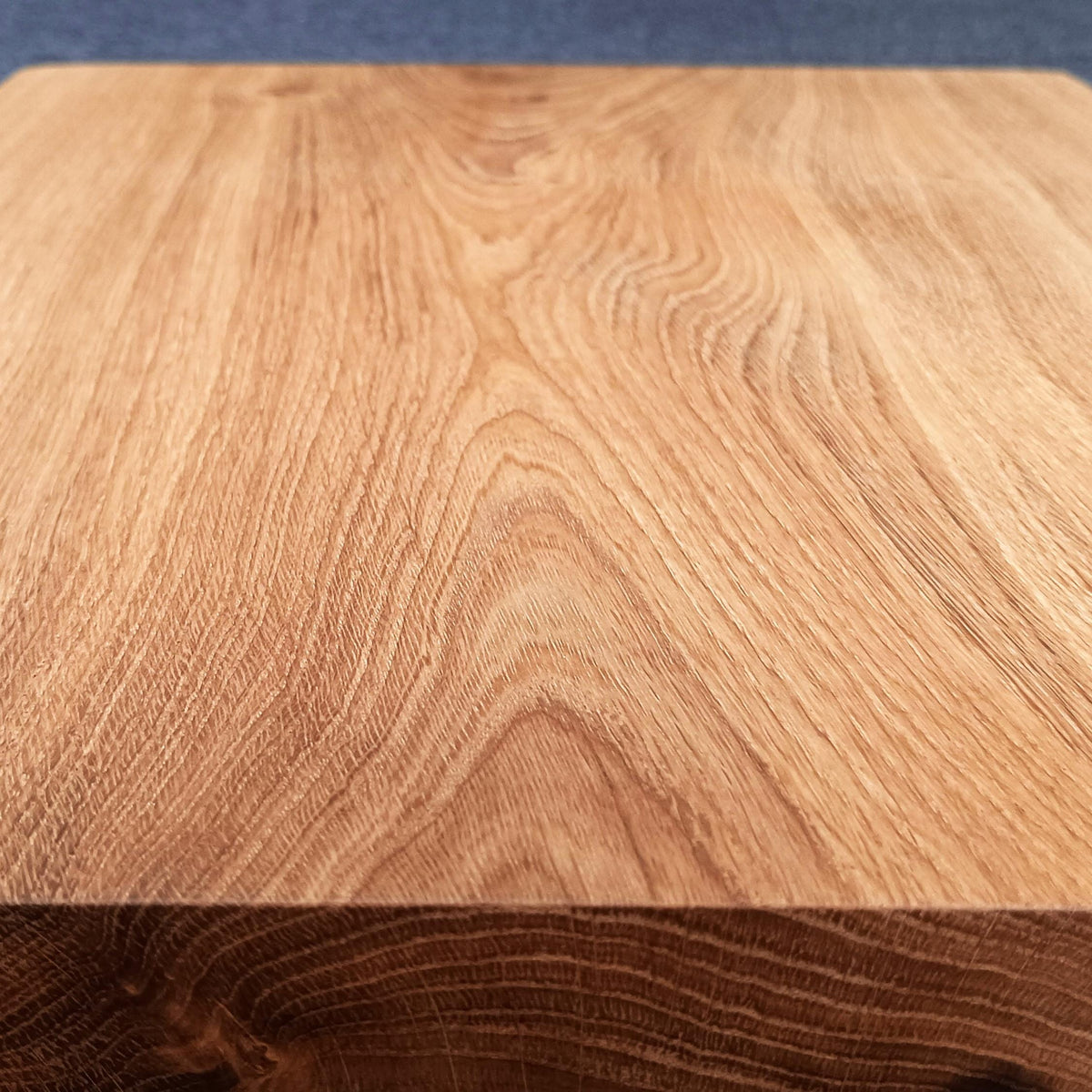 XL Schneidebrett aus massiver Eiche | gefertigt aus einem Stück | Hackbrett | naturgegebene Form | geradliniges Design | inkl. Standfüßen