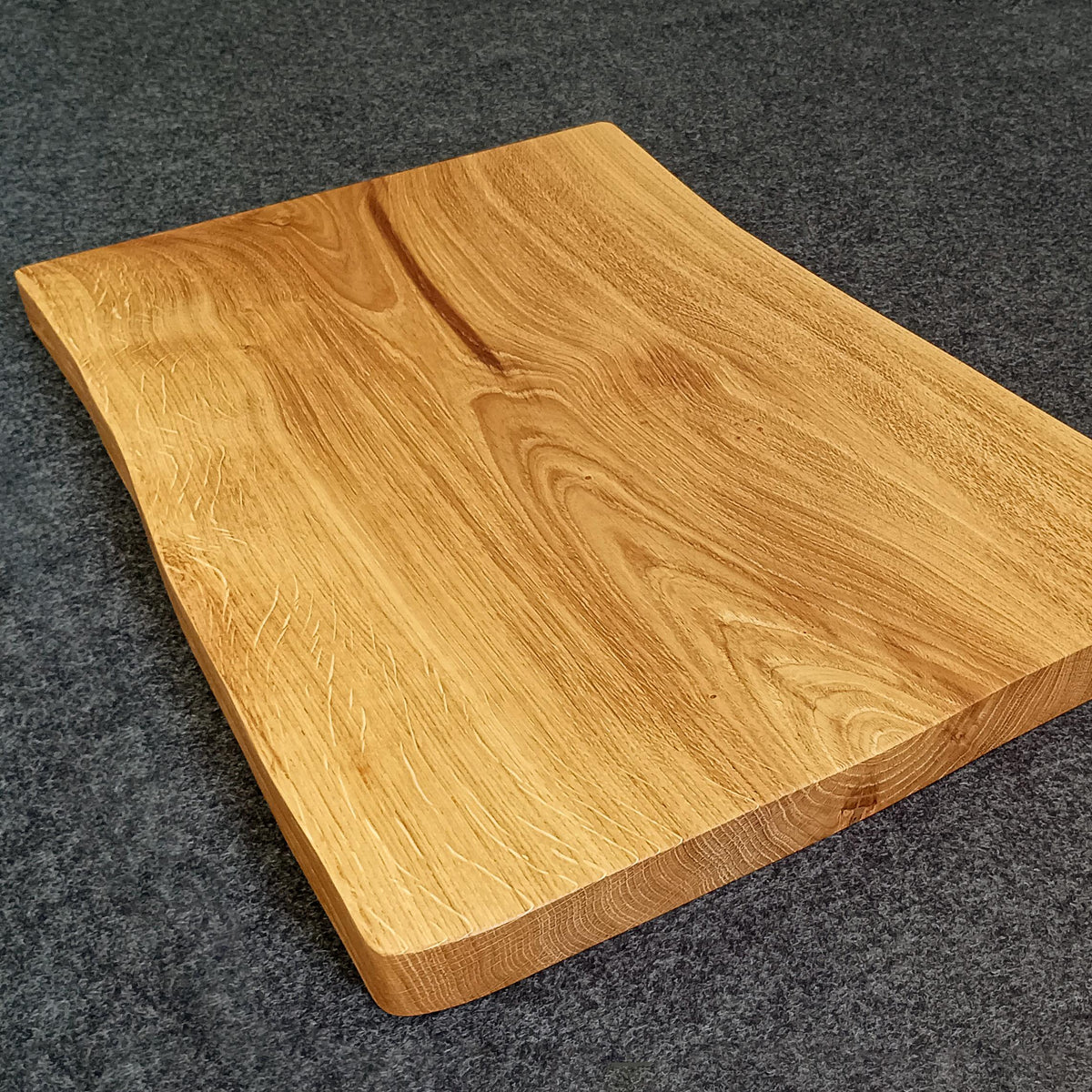 XL Schneidebrett aus massiver Eiche | gefertigt aus einem Stück | Hackbrett | naturgegebene Form | geradliniges Design | inkl. Standfüßen