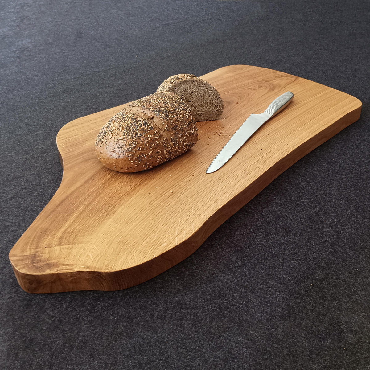 XXL Schneidebrett aus massiver Eiche | gefertigt aus einem Stück | Hackbrett | naturgegebene Form | geschwungenes Design | inkl. Standfüßen