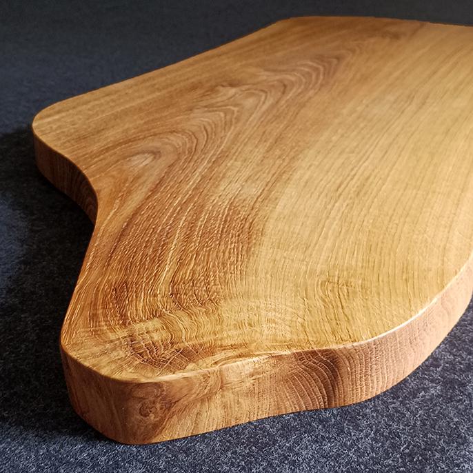 XXL Schneidebrett aus massiver Eiche | gefertigt aus einem Stück | Hackbrett | naturgegebene Form | geschwungenes Design | inkl. Standfüßen