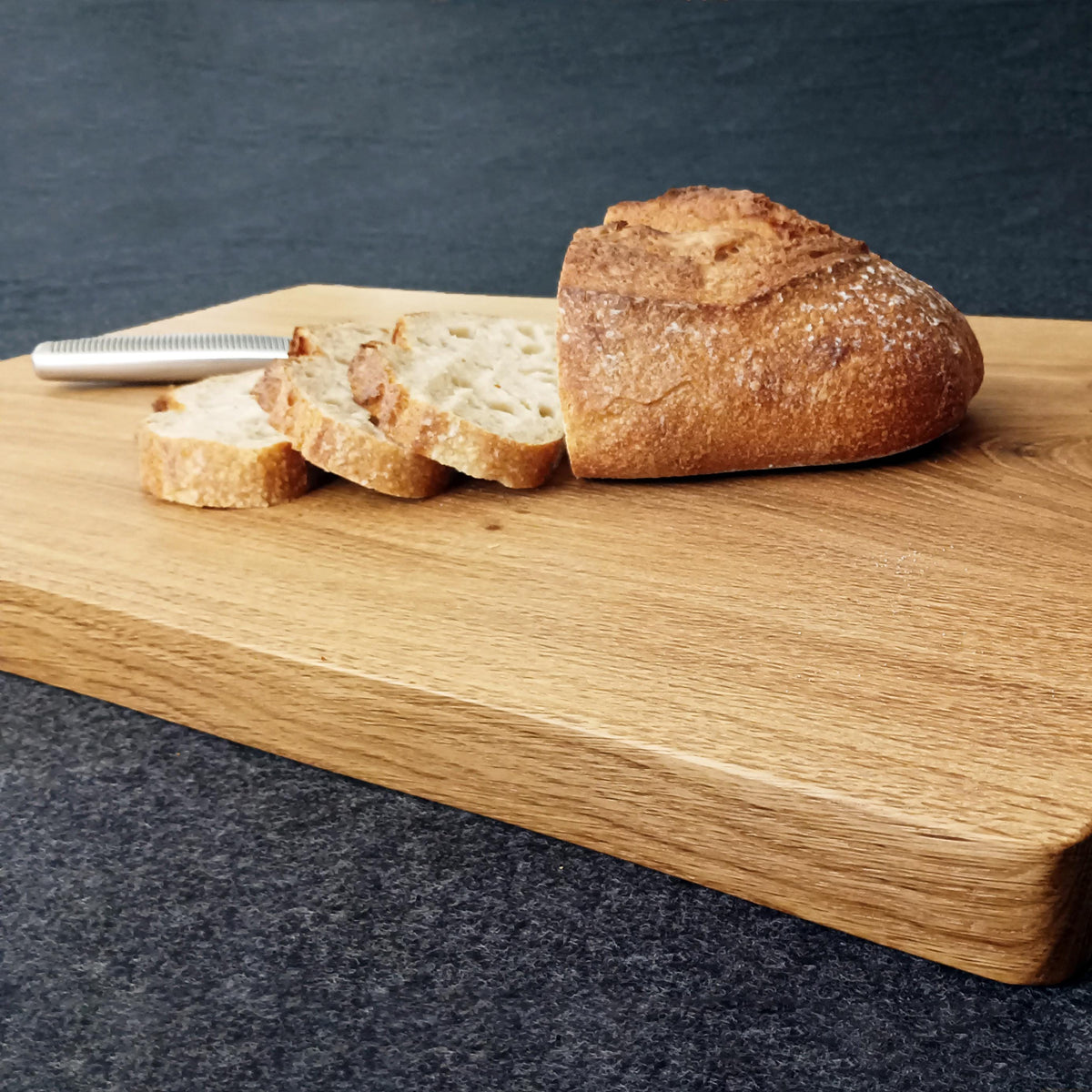 XL Schneidebrett aus massiver Eiche | gefertigt aus einem Stück | Hackbrett | naturgegebene Form | geradliniges Design | inkl. Standfüßen
