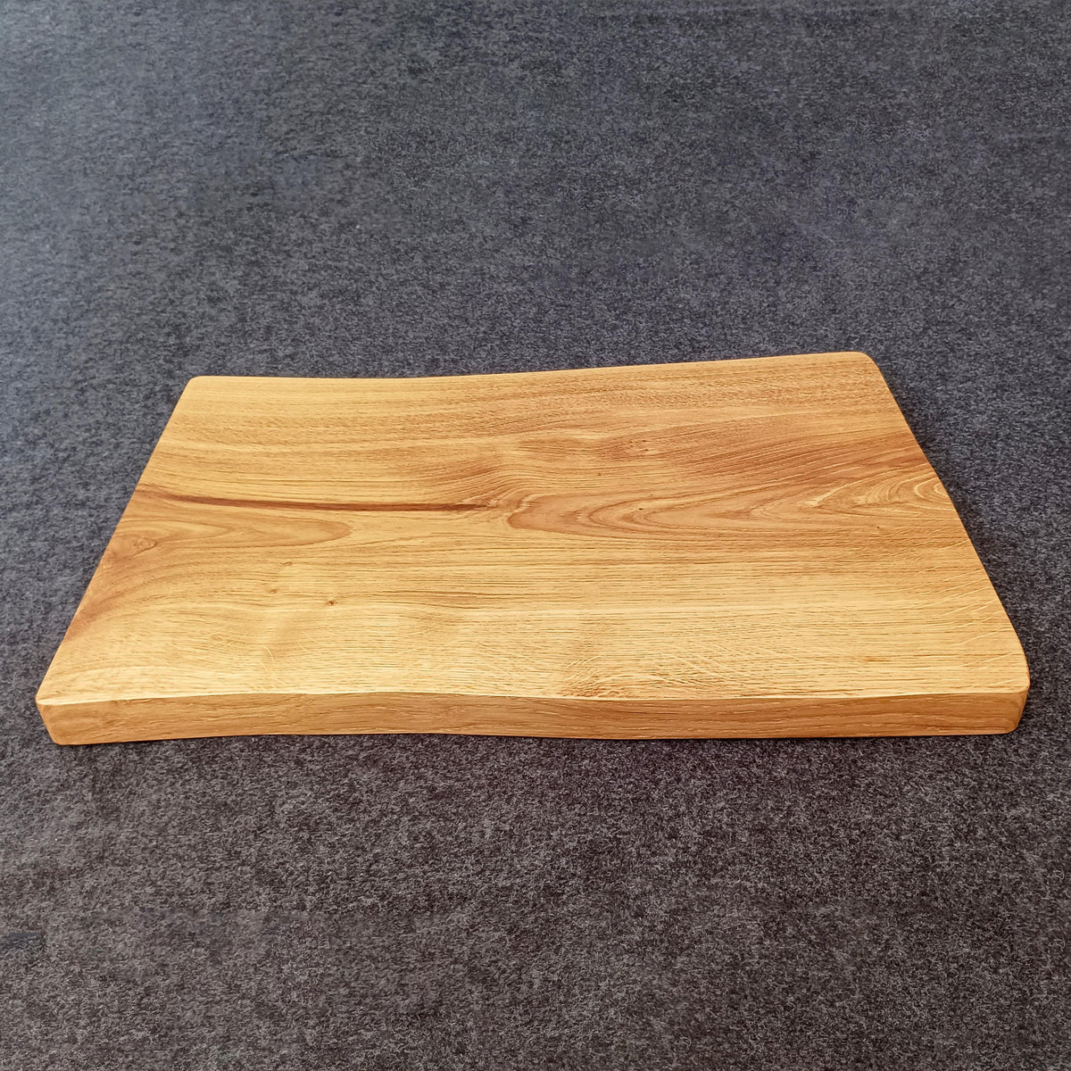XL Schneidebrett aus massiver Eiche | gefertigt aus einem Stück | Hackbrett | naturgegebene Form | geradliniges Design | inkl. Standfüßen