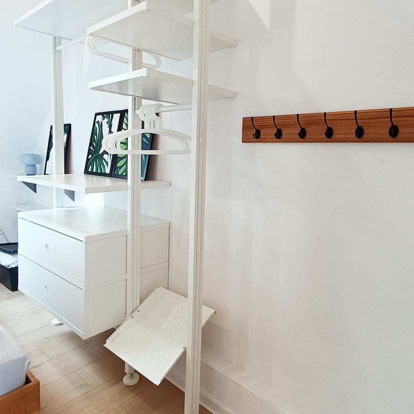 Schlichte Garderobe | 30 - 120 cm | schwarze Haken | individualisierbare Hakenzahl | Eiche massiv | Garderobenleiste Holz | Garderobe Eiche