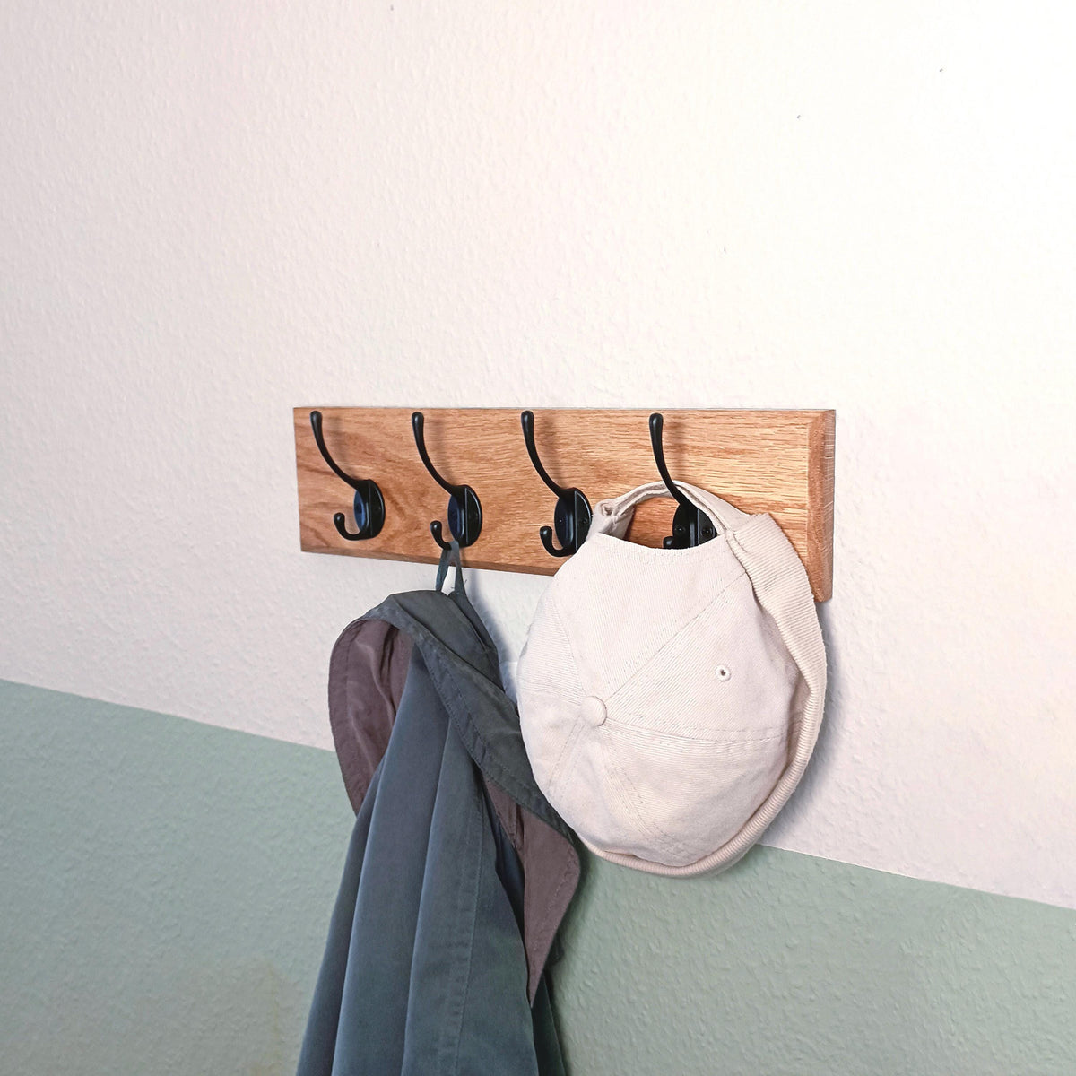 Schlichte Garderobe | 30 - 120 cm | schwarze Haken | individualisierbare Hakenzahl | Eiche massiv | Garderobenleiste Holz | Garderobe Eiche