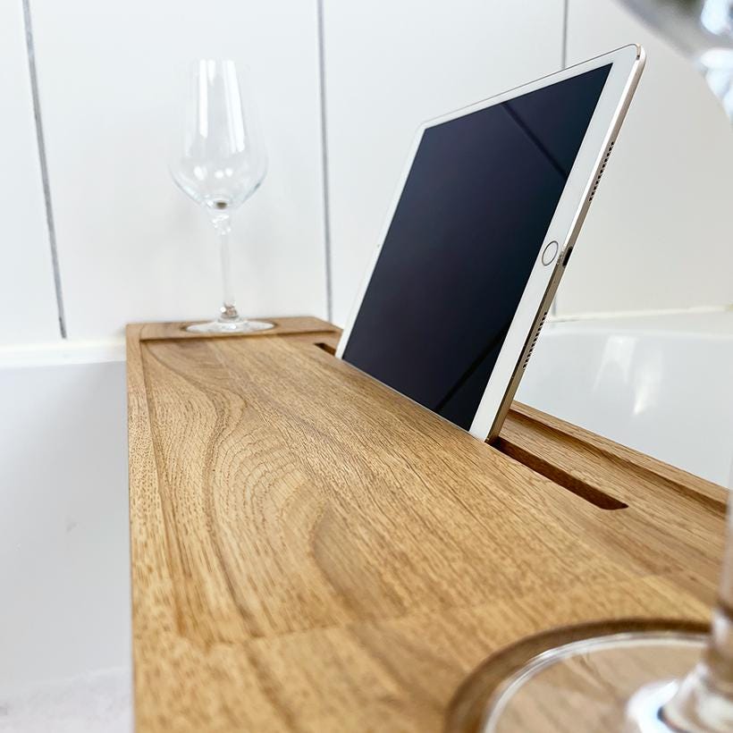 elegante Badewannenablage mit Weinglashalter & Tablethalter | 70-100 cm | Badewannenablage Eiche massiv | Badewannenablage Holz | Badebrett