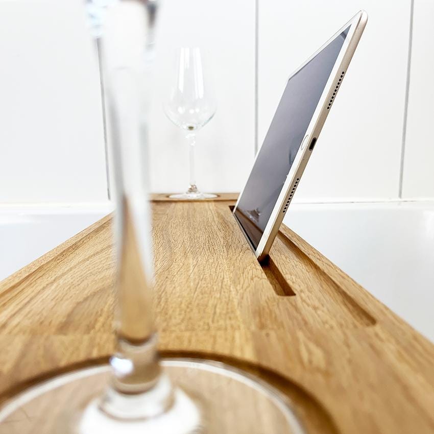 elegante Badewannenablage mit Weinglashalter & Tablethalter | 70-100 cm | Badewannenablage Eiche massiv | Badewannenablage Holz | Badebrett