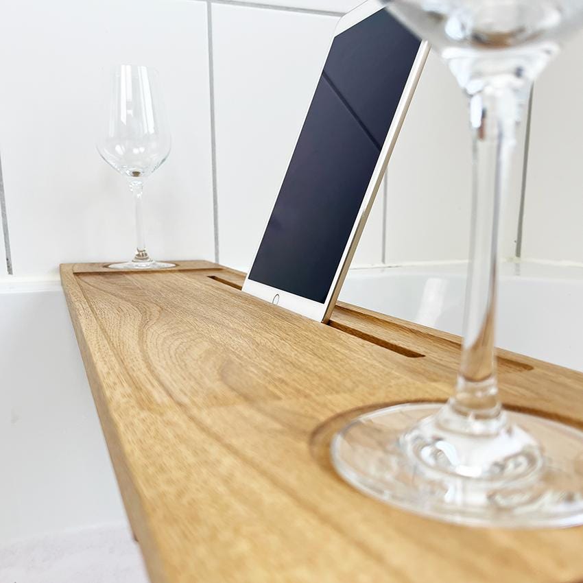 elegante Badewannenablage mit Weinglashalter & Tablethalter | 70-100 cm | Badewannenablage Eiche massiv | Badewannenablage Holz | Badebrett
