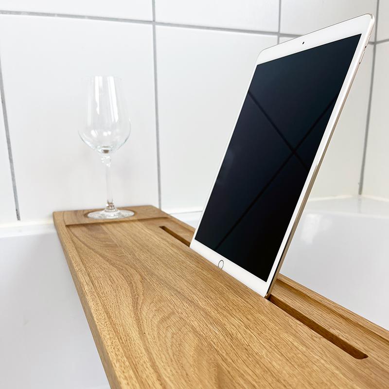 elegante Badewannenablage mit Weinglashalter & Tablethalter | 70-100 cm | Badewannenablage Eiche massiv | Badewannenablage Holz | Badebrett