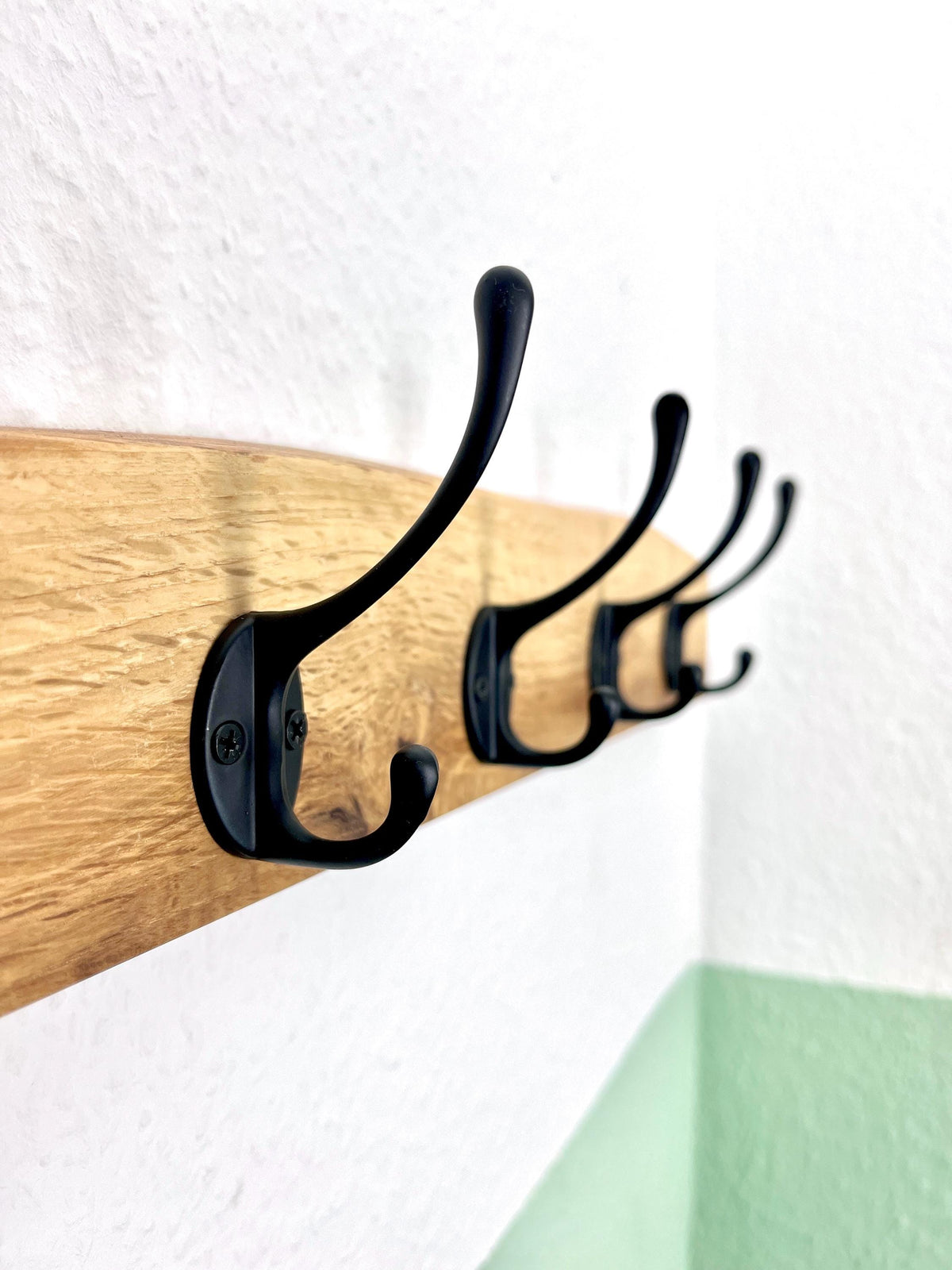 Schmale Garderobe mit natürlicher Baumkante | 30 - 120 cm | schwarze Haken | Eiche massiv | Wandgarderobe |Waldkante | Garderobenleiste Holz
