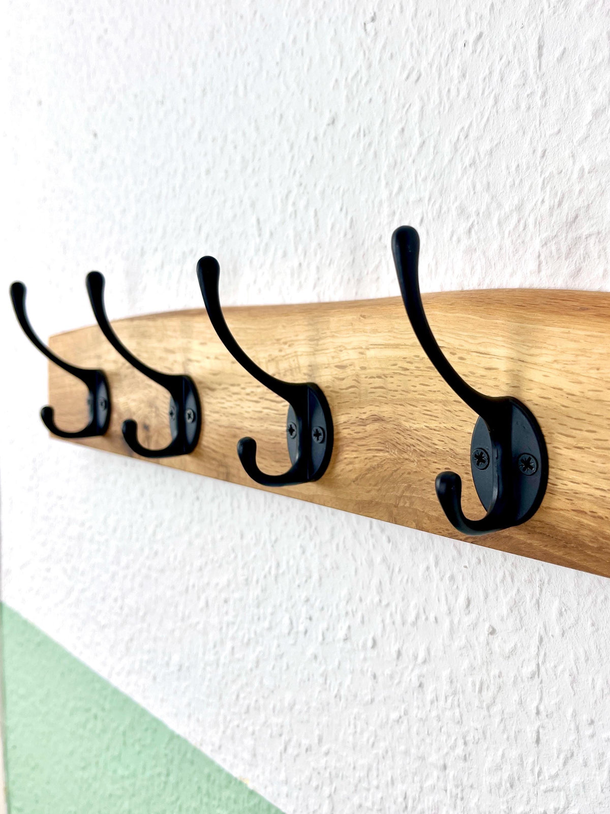 Schmale Garderobe mit natürlicher Baumkante | 30 - 120 cm | schwarze Haken | Eiche massiv | Wandgarderobe |Waldkante | Garderobenleiste Holz