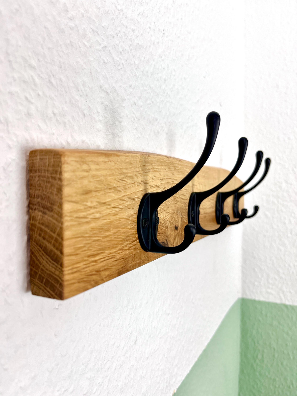 Schmale Garderobe mit natürlicher Baumkante | 30 - 120 cm | schwarze Haken | Eiche massiv | Wandgarderobe |Waldkante | Garderobenleiste Holz