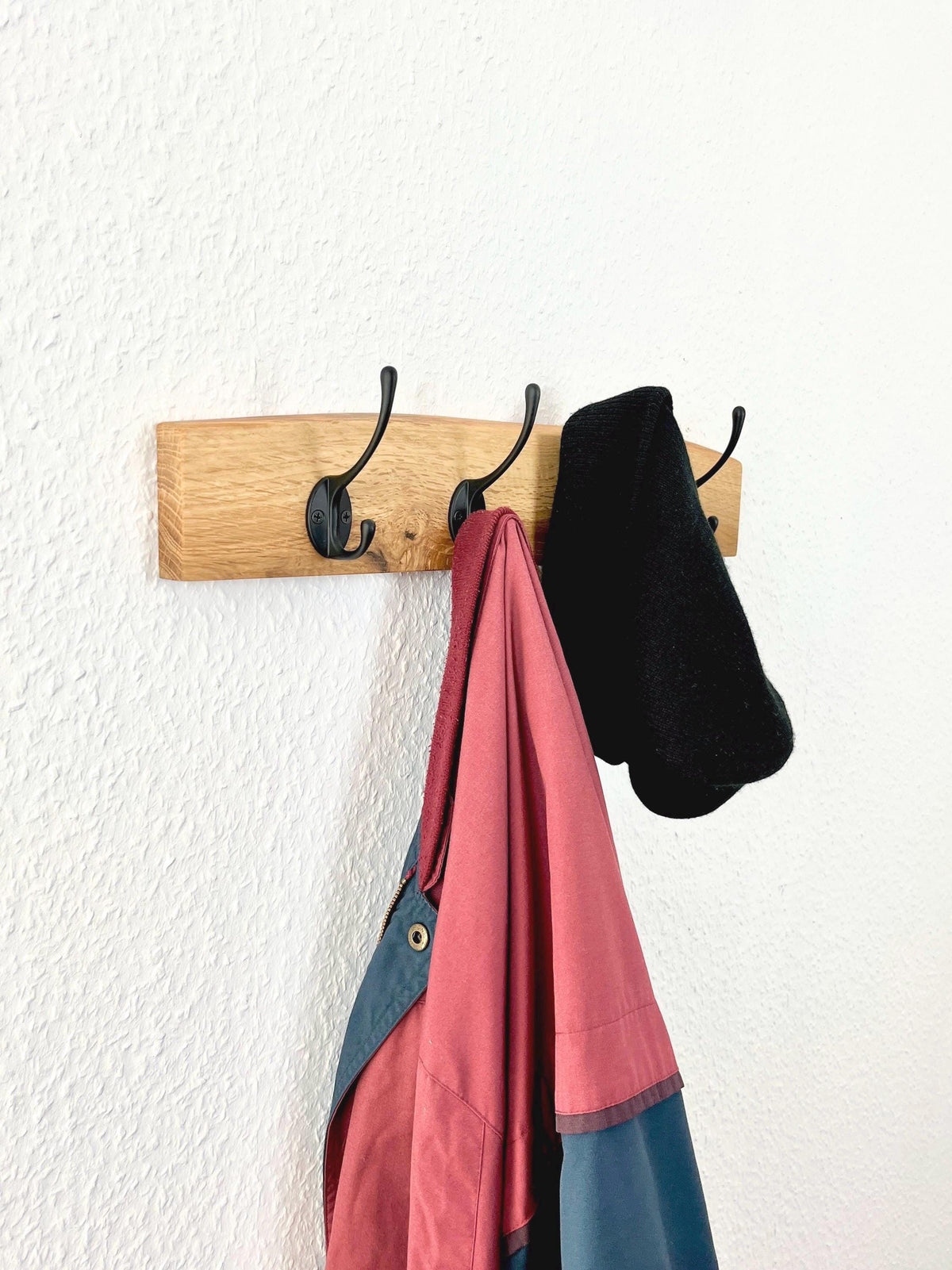 Schmale Garderobe mit natürlicher Baumkante | 30 - 120 cm | schwarze Haken | Eiche massiv | Wandgarderobe |Waldkante | Garderobenleiste Holz