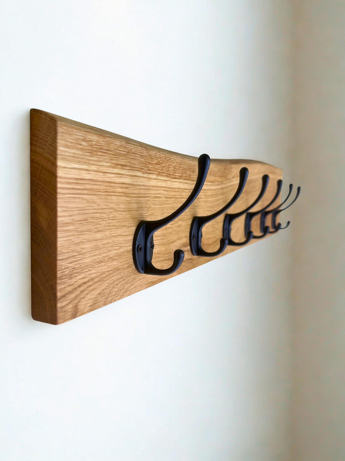 Garderobe mit natürlicher Baumkante | 30 - 120 cm | schwarze Haken | Eiche massiv | Wandgarderobe | Garderobenleiste Holz | Garderobe Eiche
