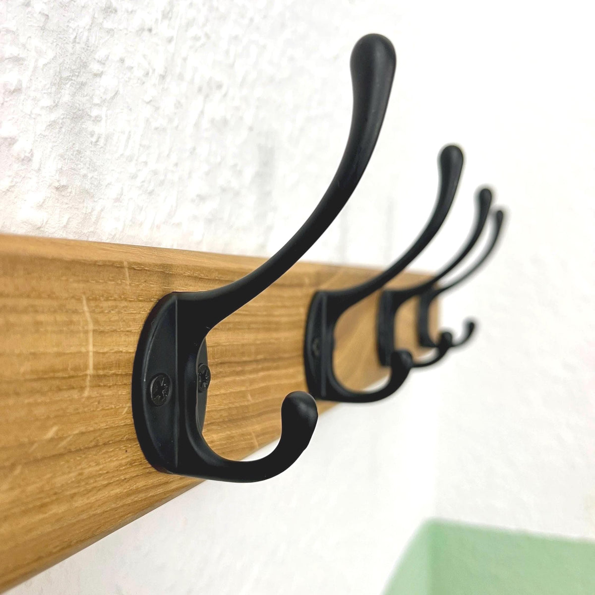 schmale Garderobe mit umlaufender Fase | 30 - 100 cm | Landhausstil | schwarze Haken | Eiche massiv | Garderobenleiste Holz| Garderobe Eiche