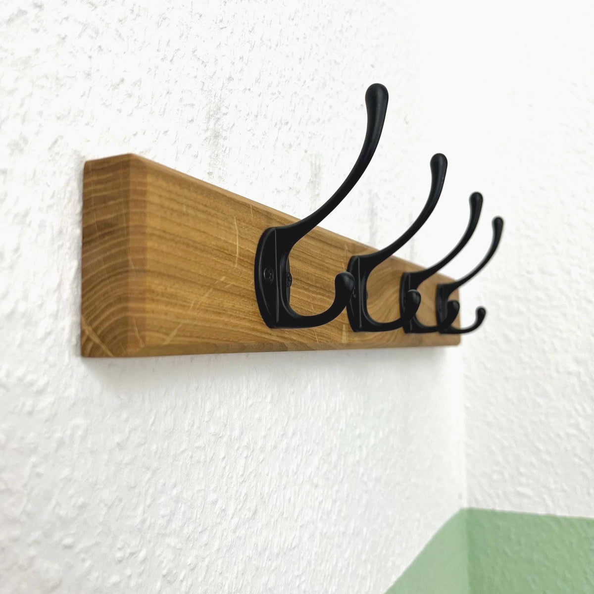 schmale Garderobe mit umlaufender Fase | 30 - 100 cm | Landhausstil | schwarze Haken | Eiche massiv | Garderobenleiste Holz| Garderobe Eiche