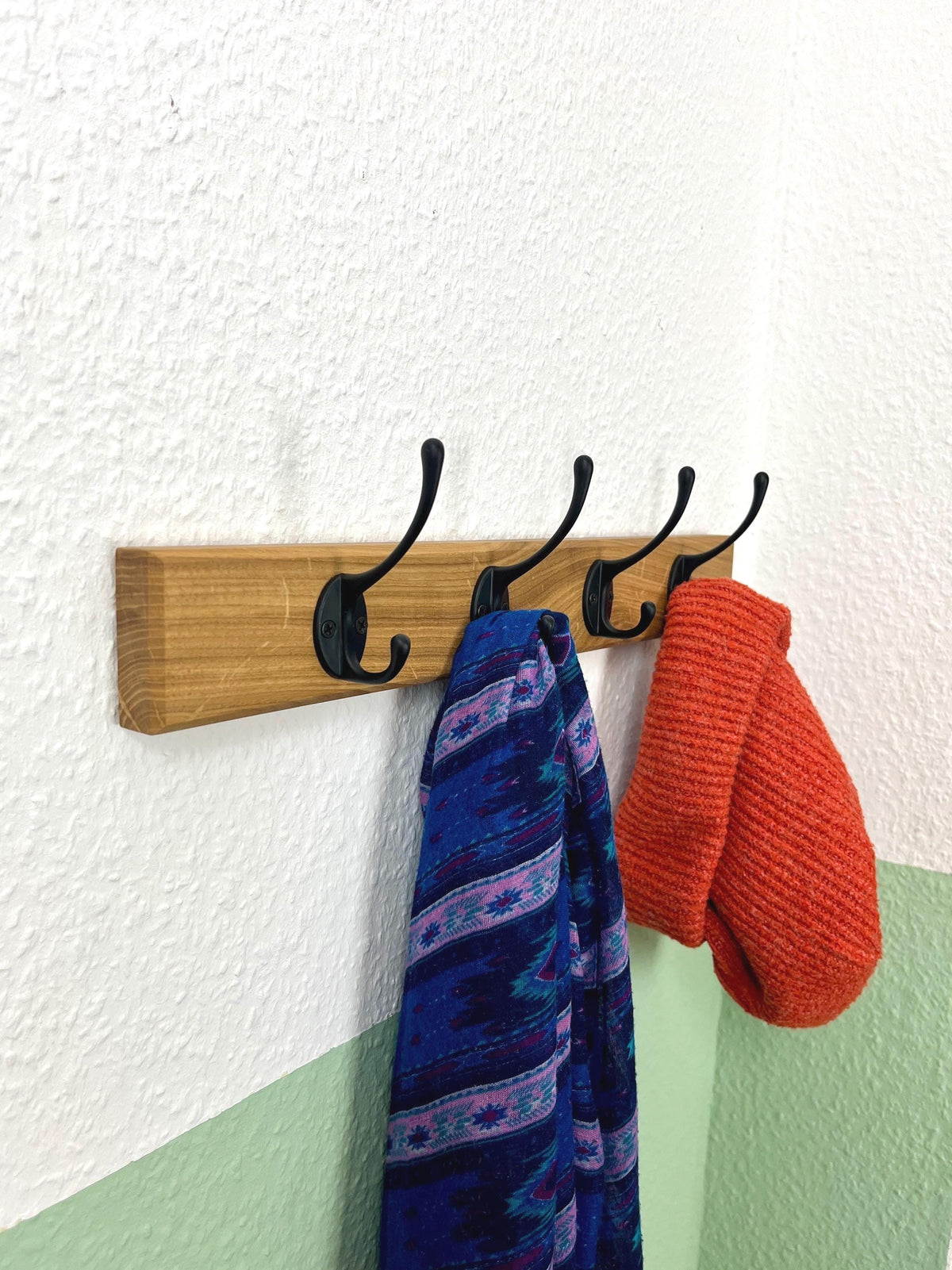 schmale Garderobe mit umlaufender Fase | 30 - 100 cm | Landhausstil | schwarze Haken | Eiche massiv | Garderobenleiste Holz| Garderobe Eiche