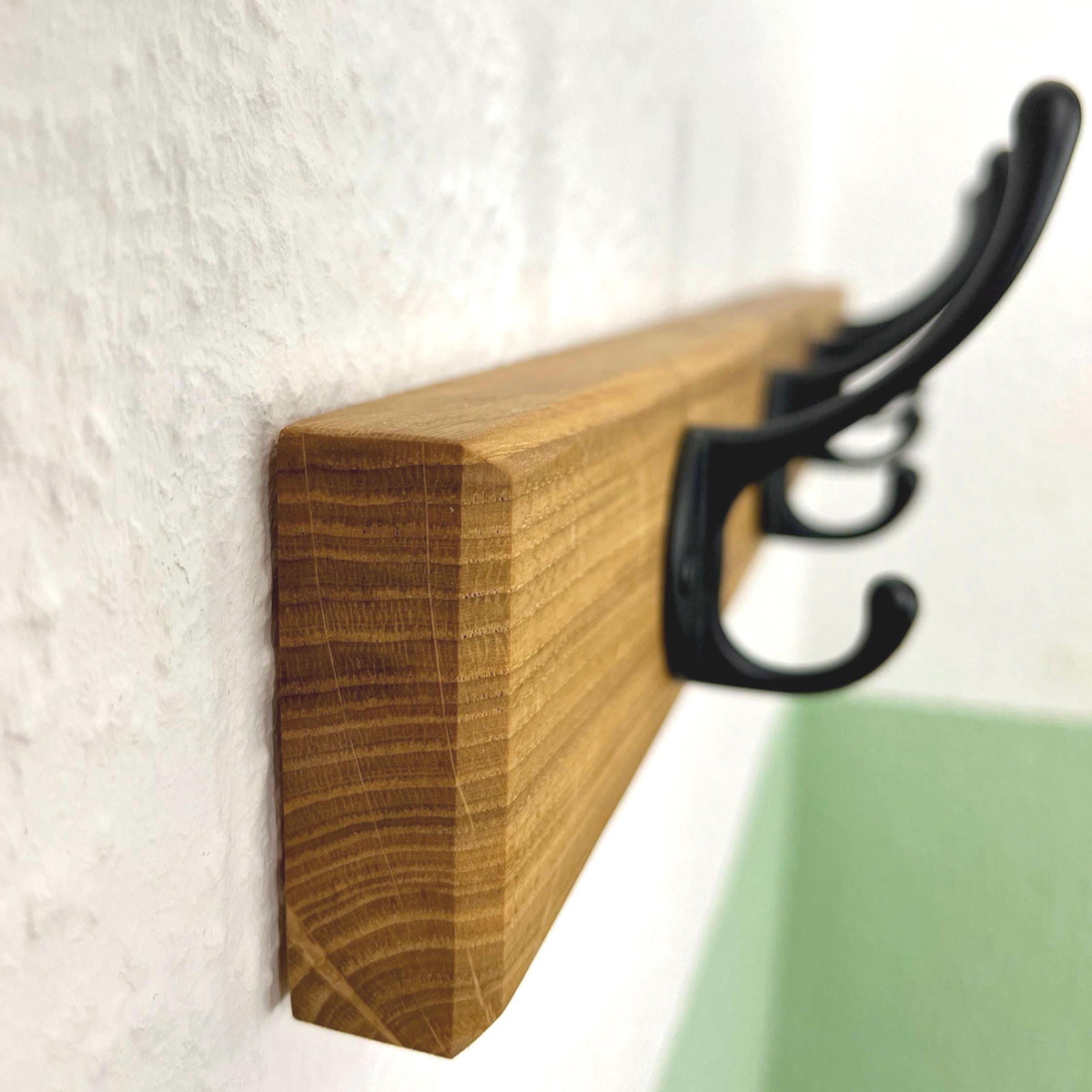 schmale Garderobe mit umlaufender Fase | 30 - 100 cm | Landhausstil | schwarze Haken | Eiche massiv | Garderobenleiste Holz| Garderobe Eiche
