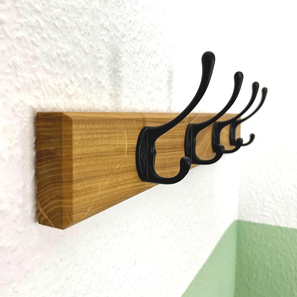 schmale Garderobe mit umlaufender Fase | 30 - 100 cm | Landhausstil | schwarze Haken | Eiche massiv | Garderobenleiste Holz| Garderobe Eiche