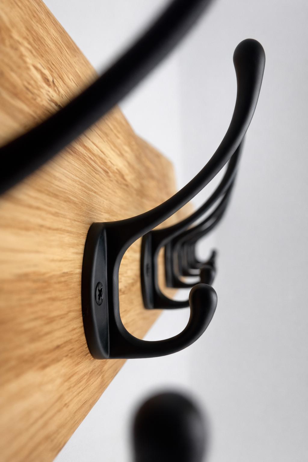 Garderobe mit natürlicher Baumkante | 30 - 120 cm | schwarze Haken | Eiche massiv | Wandgarderobe | Garderobenleiste Holz | Garderobe Eiche