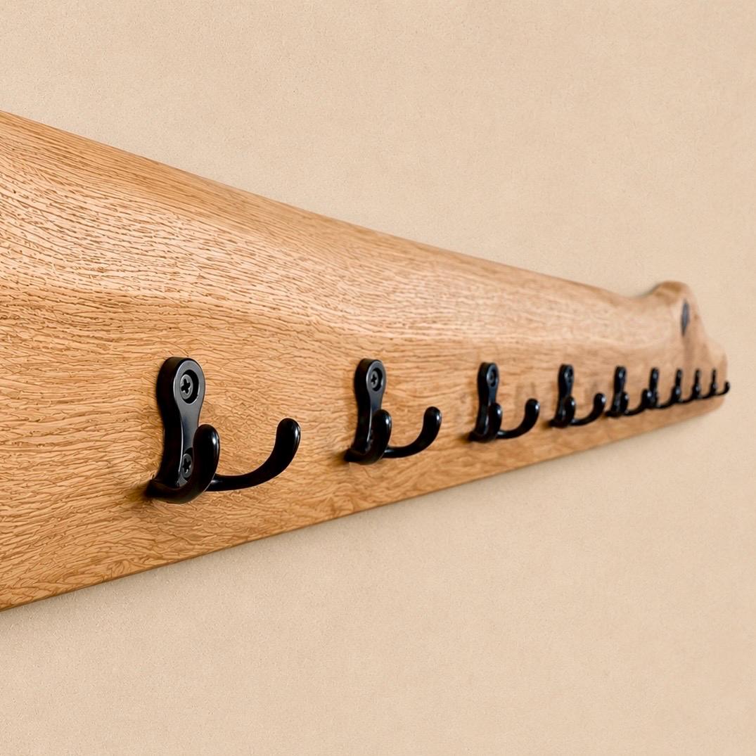 Garderobe mit natürlicher Baumkante | 30 - 100 cm | schwarze Haken | Eiche massiv | Wandgarderobe | Garderobenleiste Holz | Garderobe Eiche