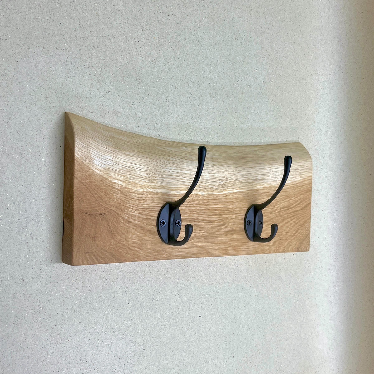 Garderobe mit natürlicher Baumkante | 30 - 120 cm | schwarze Haken | Eiche massiv | Wandgarderobe | Garderobenleiste Holz | Garderobe Eiche