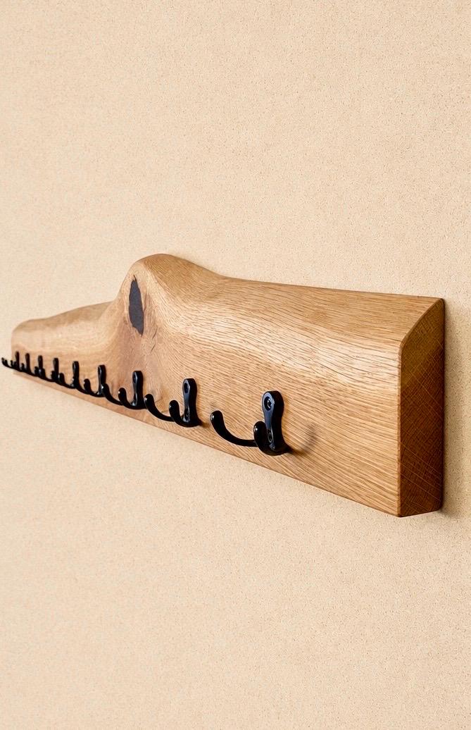 Garderobe mit natürlicher Baumkante | 30 - 100 cm | schwarze Haken | Eiche massiv | Wandgarderobe | Garderobenleiste Holz | Garderobe Eiche