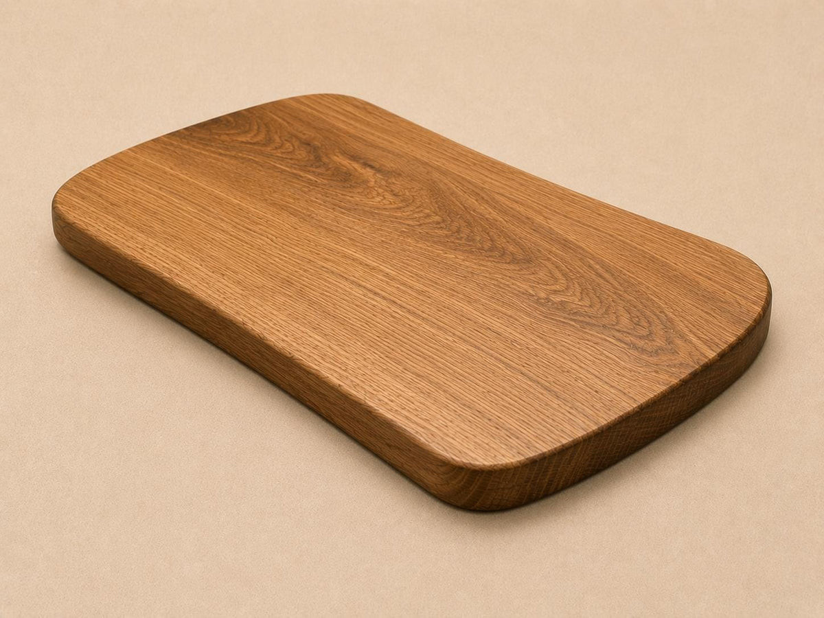 XL Schneidebrett aus massiver Eiche | gefertigt aus einem Stück | Hackbrett | naturgegebene Form | geradliniges Design | inkl. Standfüßen
