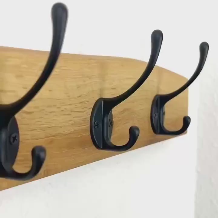 Schmale Garderobe mit natürlicher Baumkante | 30 - 120 cm | schwarze Haken | Eiche massiv | Wandgarderobe |Waldkante | Garderobenleiste Holz