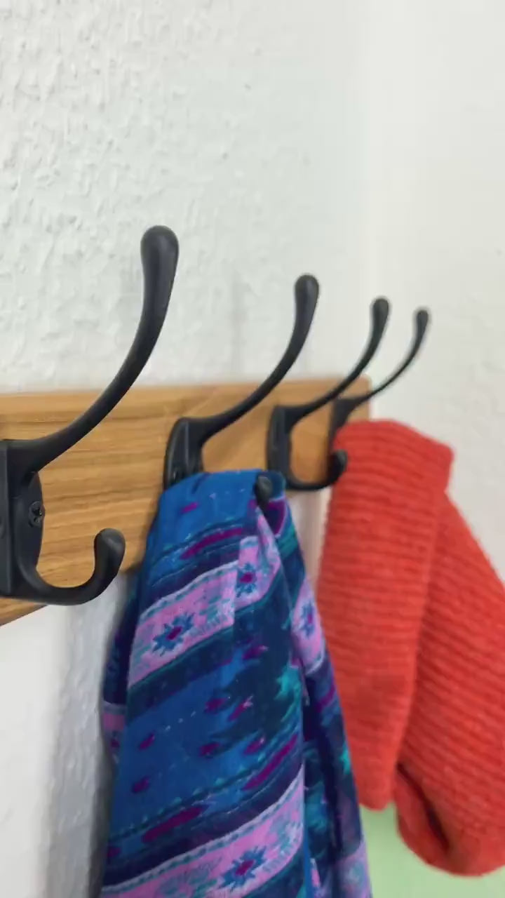 schmale Garderobe mit umlaufender Fase | 30 - 100 cm | Landhausstil | schwarze Haken | Eiche massiv | Garderobenleiste Holz| Garderobe Eiche