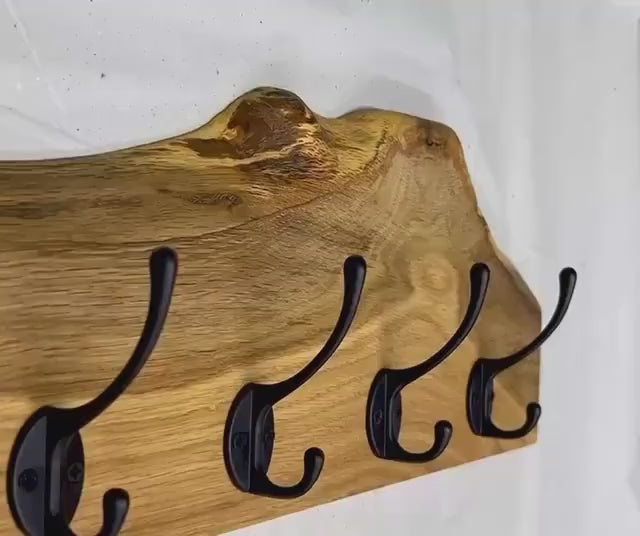 Garderobe mit natürlicher Baumkante | 30 - 120 cm | schwarze Haken | Eiche massiv | Wandgarderobe | Garderobenleiste Holz | Garderobe Eiche